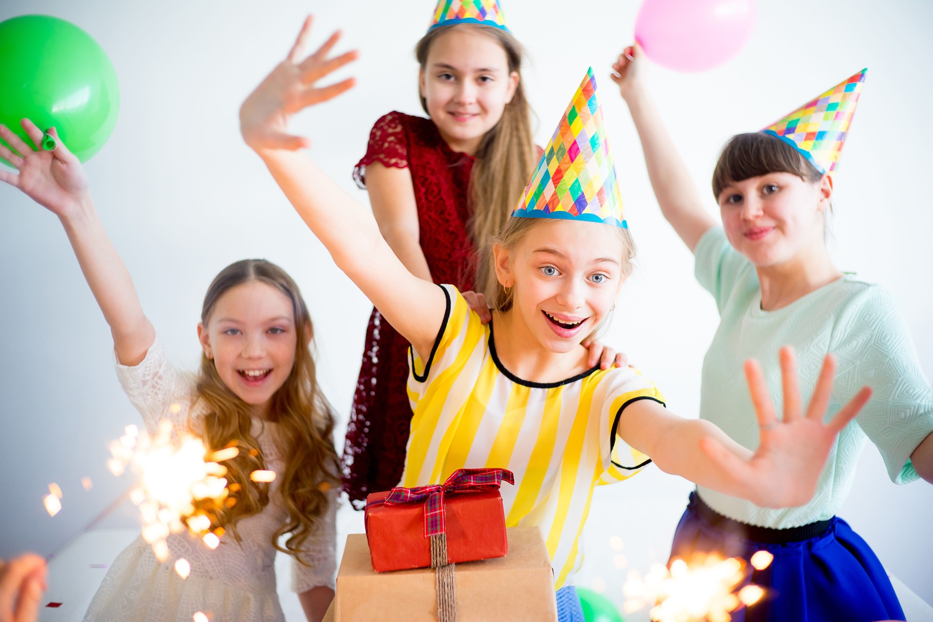 Mädchen feiern Geburtstag