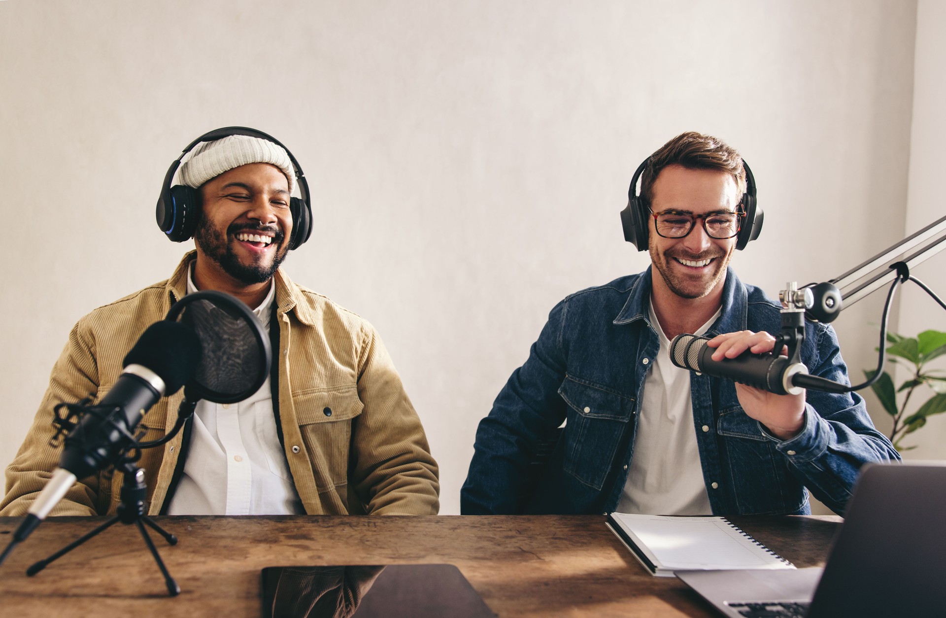 Männliche Radiomoderatoren haben eine tolle Zeit in einem Studio