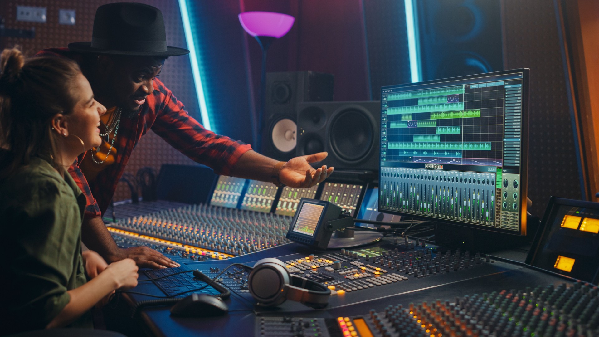 Produzent und professioneller Audioingenieur, der in Music Recording Studio an einem neuen Album, Talk, Use Control Desk Equalizer, Mixing Board und Software arbeitet, um Hit Song zu erstellen. Künstler und Musiker