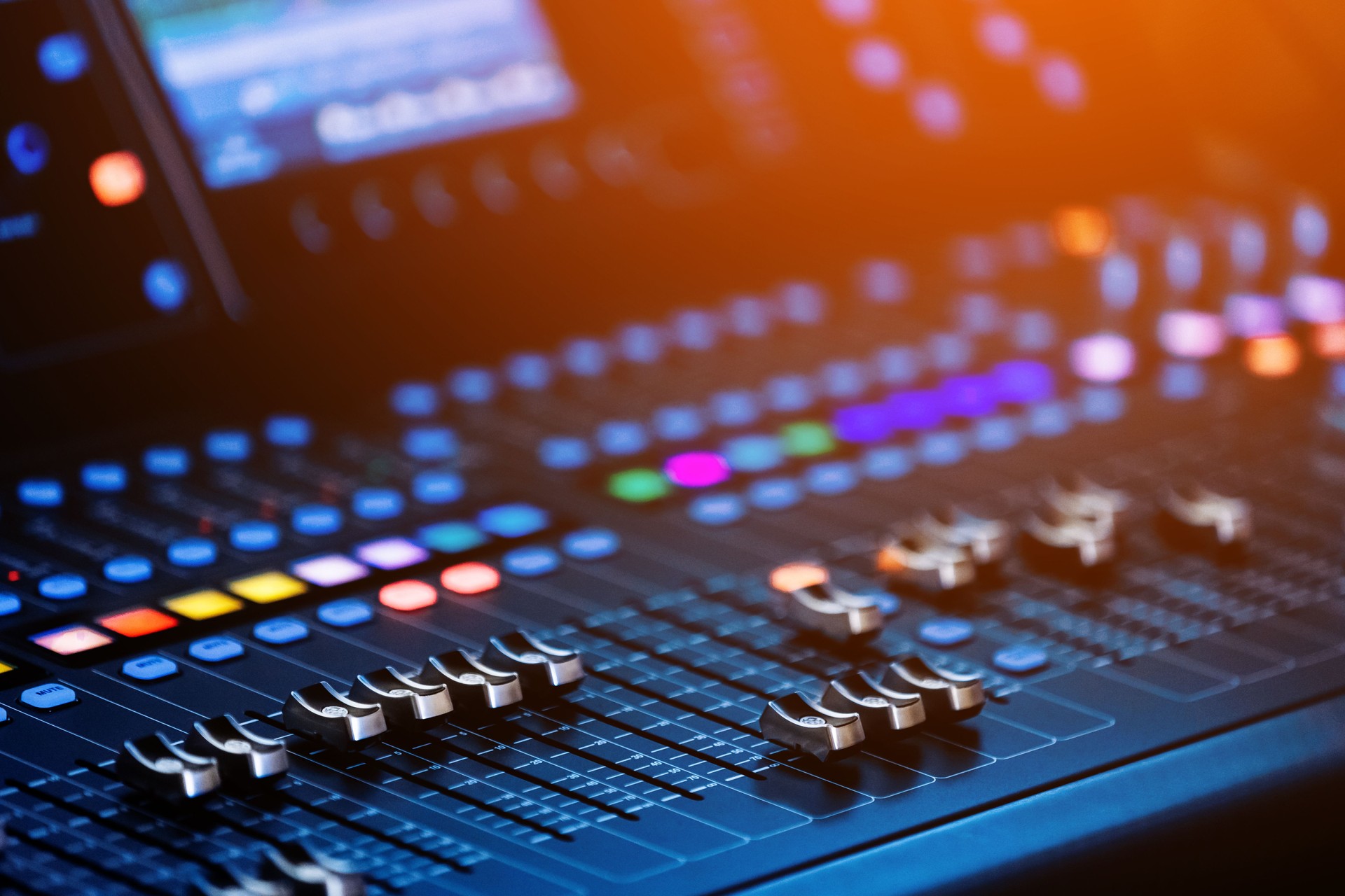 Konzert-Soundmixer mit Lautstärkereglern. Professionelle Audio- und Lichtausrüstung für Tonstudio, Live-Musikübertragung, Fernsehen, Party. Mischpult. Audiosignale