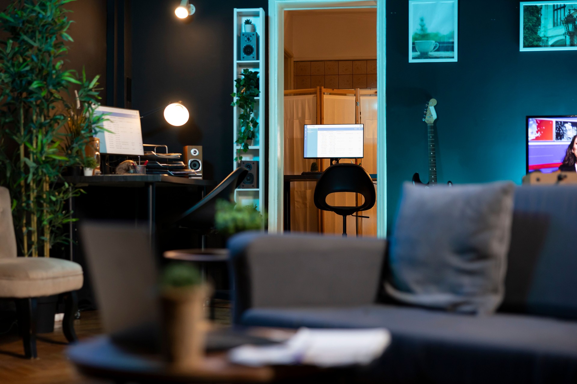 Stilvolle leere Wohnung mit Kunstwerken an den Wänden und offenem Computerbildschirm